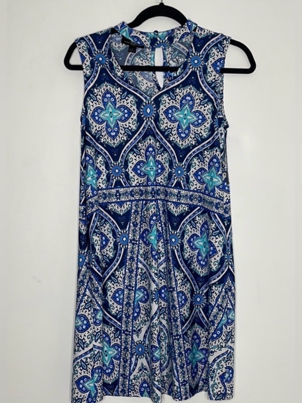 AGB Blue and White Printed Sleeveless Shift Cocktail Dress